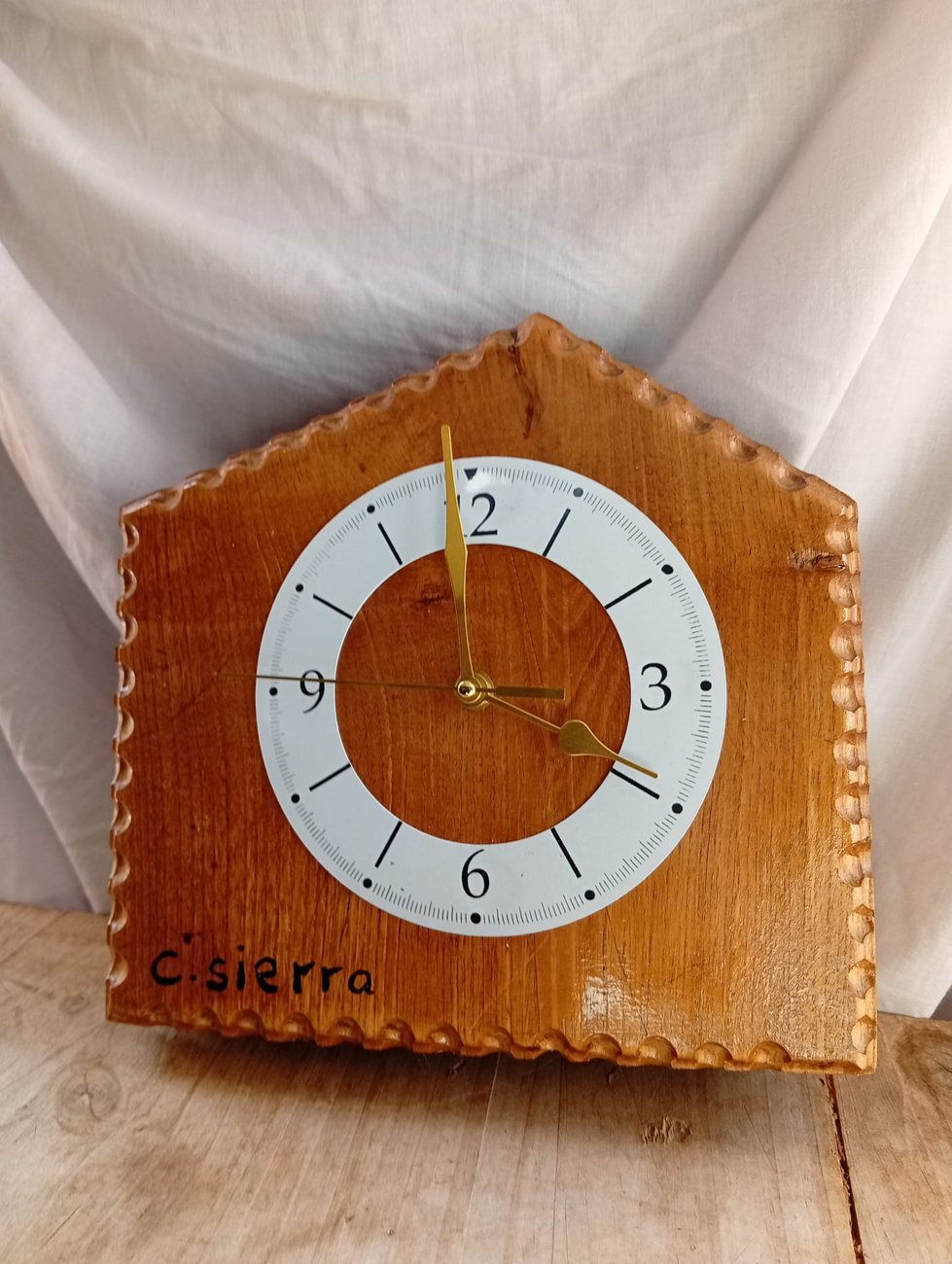 Reloj de pared en madera